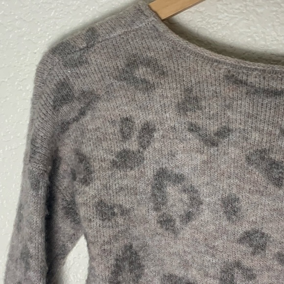Abercrombie & Fitch | Like new animal print pullover sweater size xxs - Picture 7 of 7